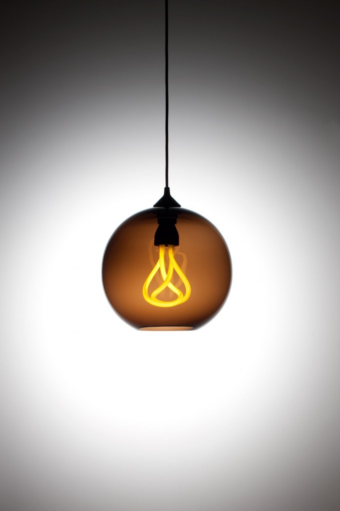 Niche Modern Solitaire Pendant with Plumen 001