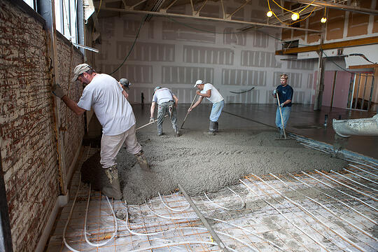Workers rush to fill in the rear mold of the future cold shop