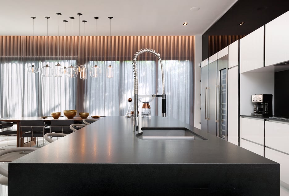 Clear Glass Modern Pendant Lights Over a Kitchen Table