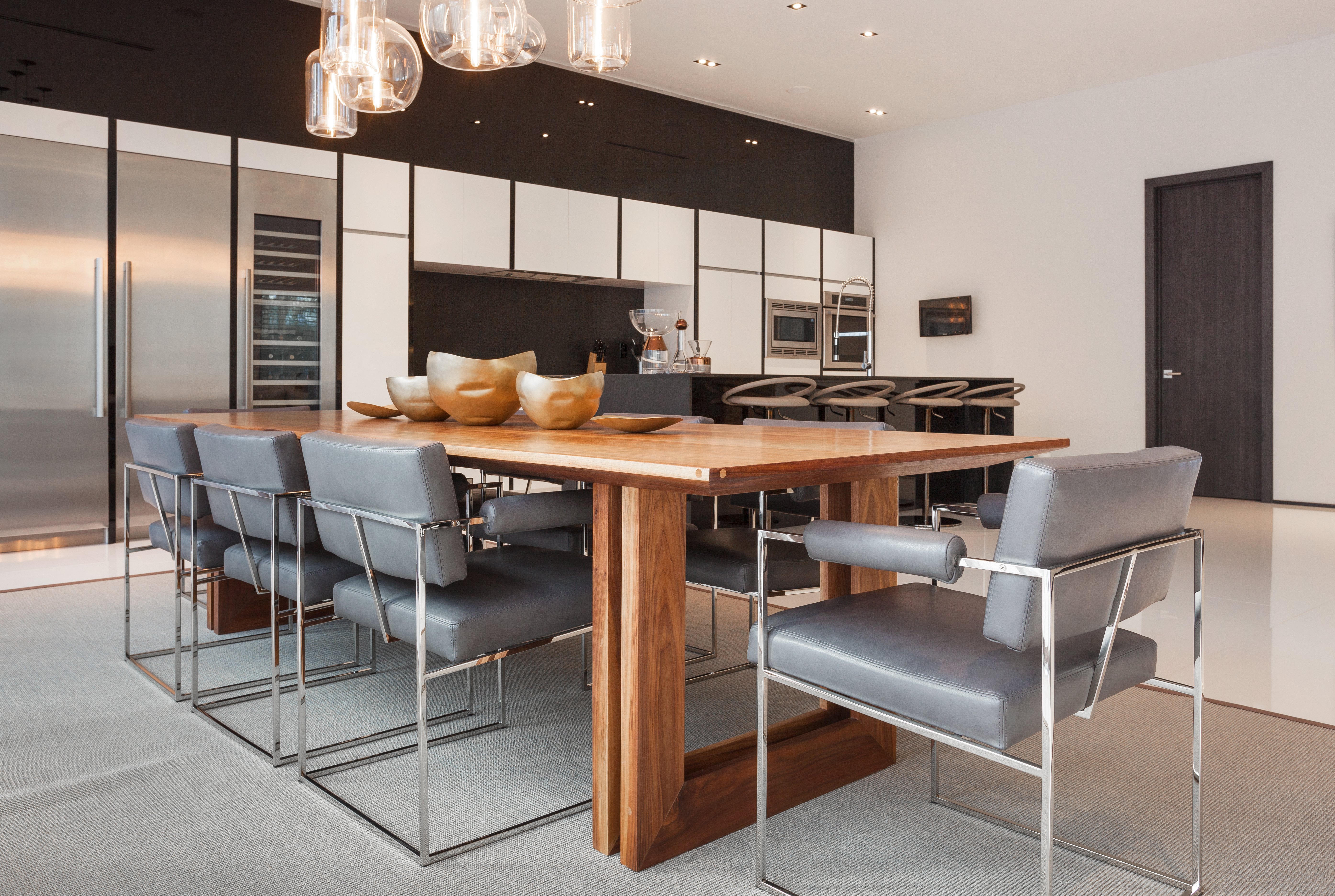 Clear Glass Modern Pendant Lights Over a Kitchen Table