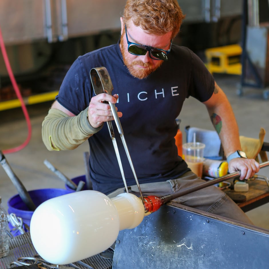 Phil making a Balon Opalia Glass Pendant